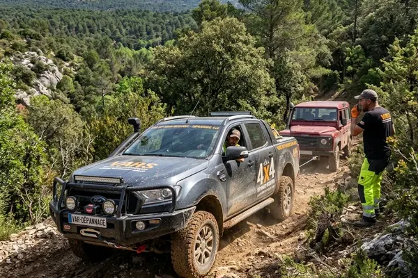 Dépanneuse plateau 4x4 intervenant sur un accès difficile dans le Var